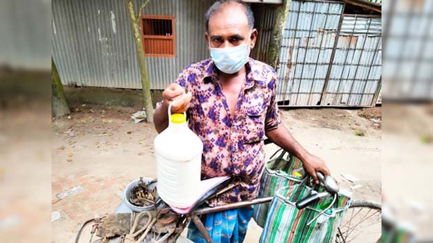 Dairy farmers moving from door to door to sell milk