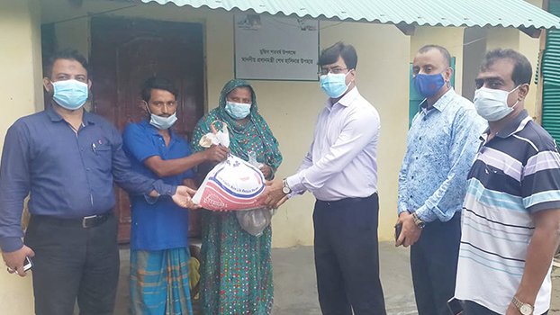 Jhenaidah DC gives food items to 48 families