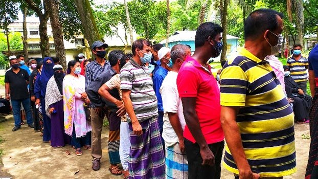 People rush to health complexes  for vaccines in Katiadi