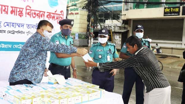 CMP traffic department  distribute masks in city