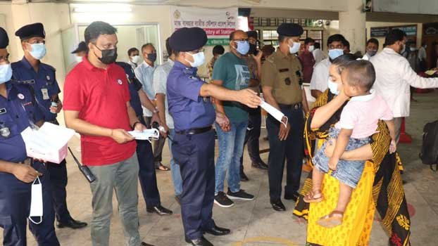 Railway police give  masks to passengers