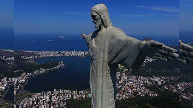 Brazil detains two French travellers for perching atop iconic statue