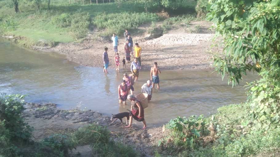 Joymohan Para residents suffer for lack of a bridge