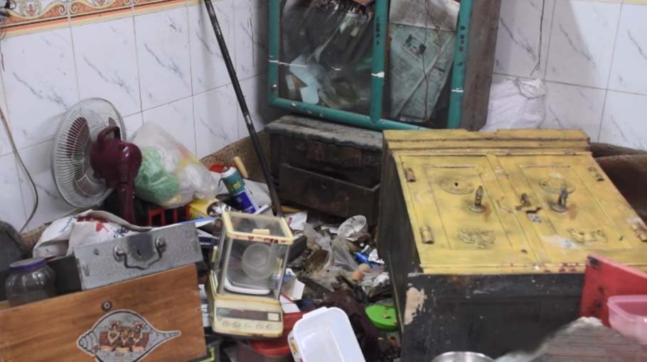 2 gold shops robbed in Munshiganj