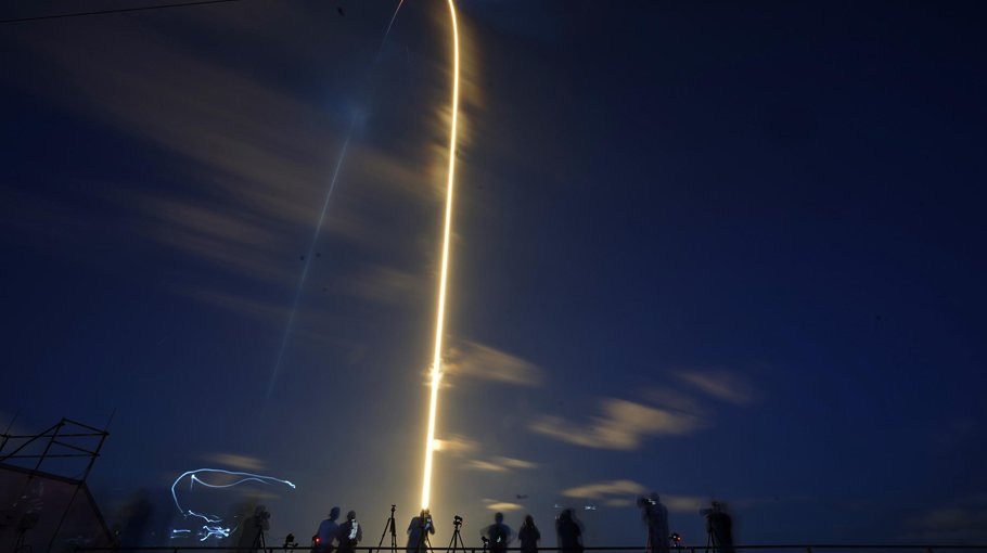 SpaceX launches 4 amateurs on private Earth-circling trip