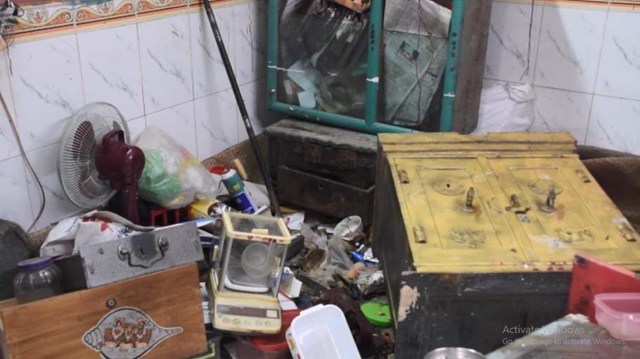 2 gold shops robbed in Munshiganj