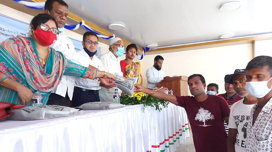 Ishwardi farmers receive  free seeds, fertilizer