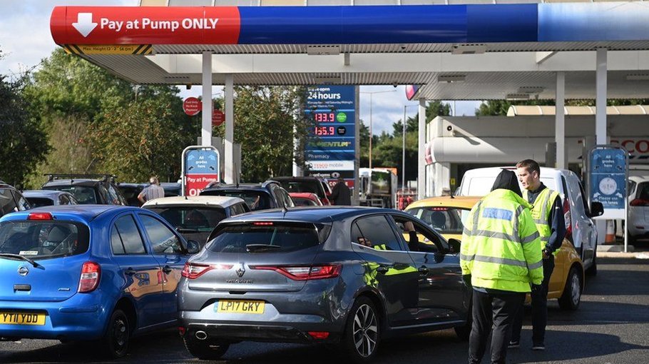 Army put on standby to ease fuel crisis in UK