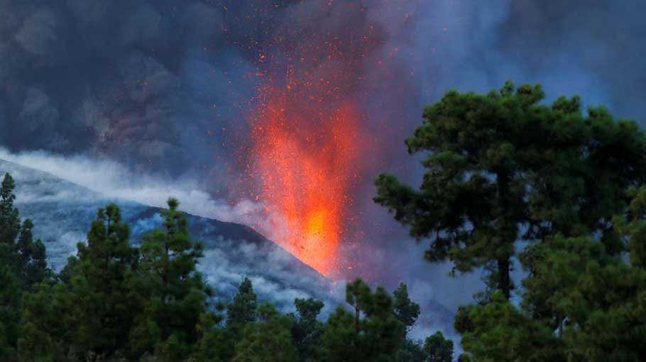 La Palma volcano eruption forces stay-home order