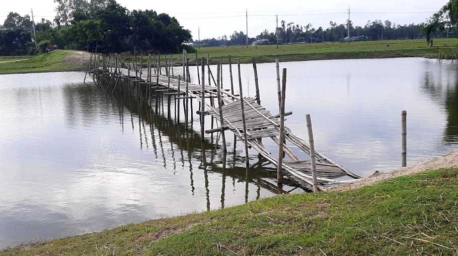 17 villages cut off for  lack of bridge