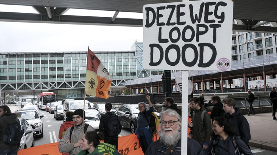 Climate activists block intersection near Dutch parliament