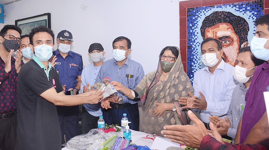 CU authorities welcome  students to residential hall