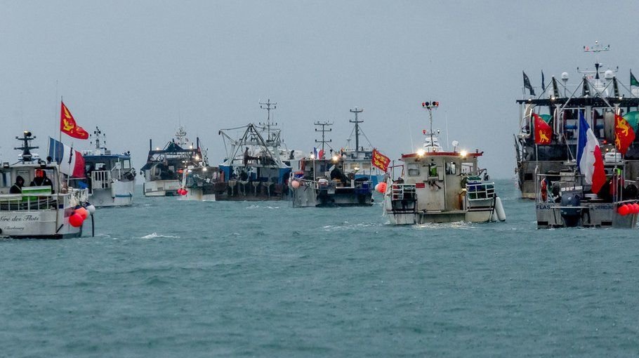 UK boat detained by France amid fishing rights row