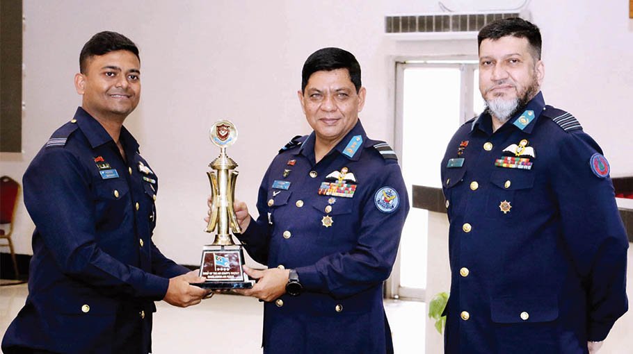 Air Vice-Marshal Fazlul Haque distributes certificates