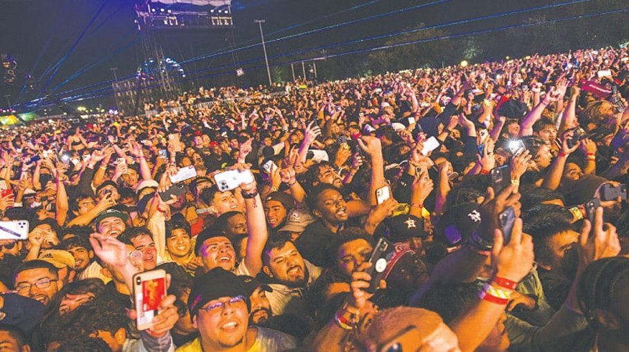 Eight killed as crowd rushes stage at Texas rap concert