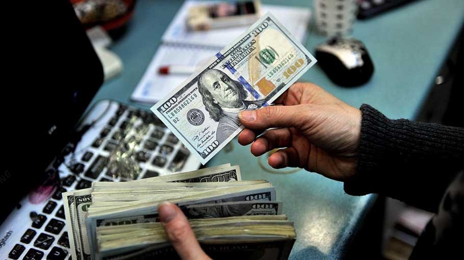 Dollar increases as yields rise