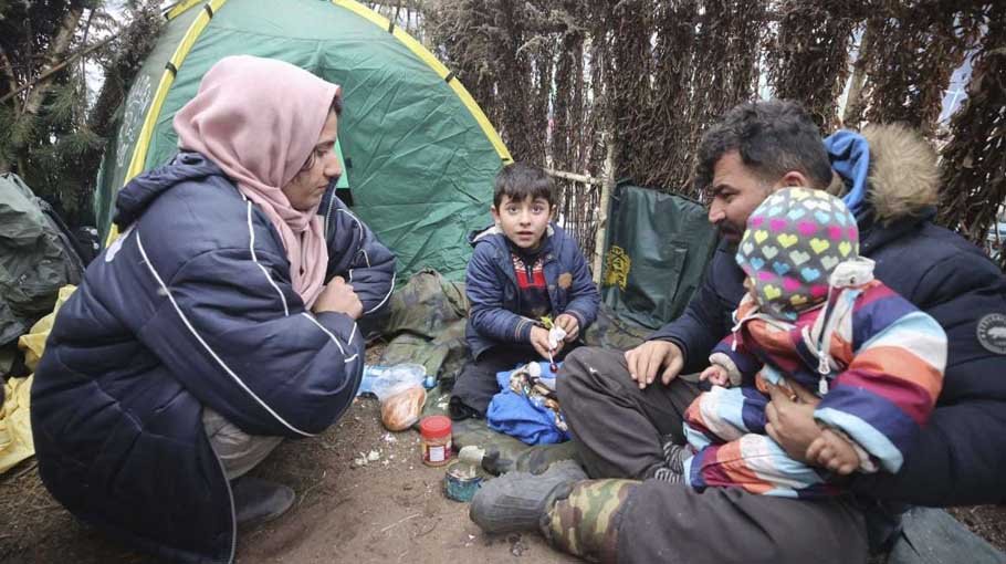 Poland says police hit with stones by migrants at border