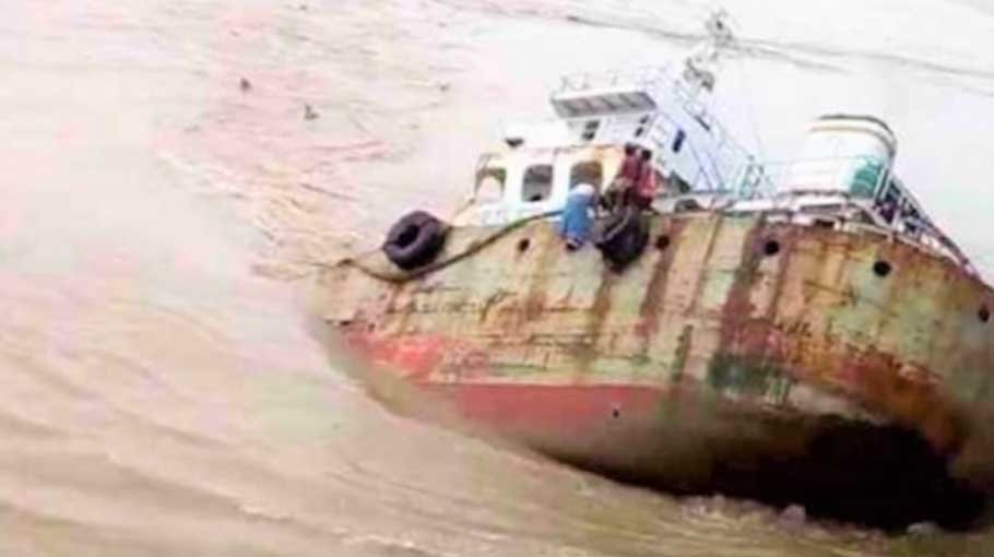 Coal ship sinks at Harbaria in Mongla