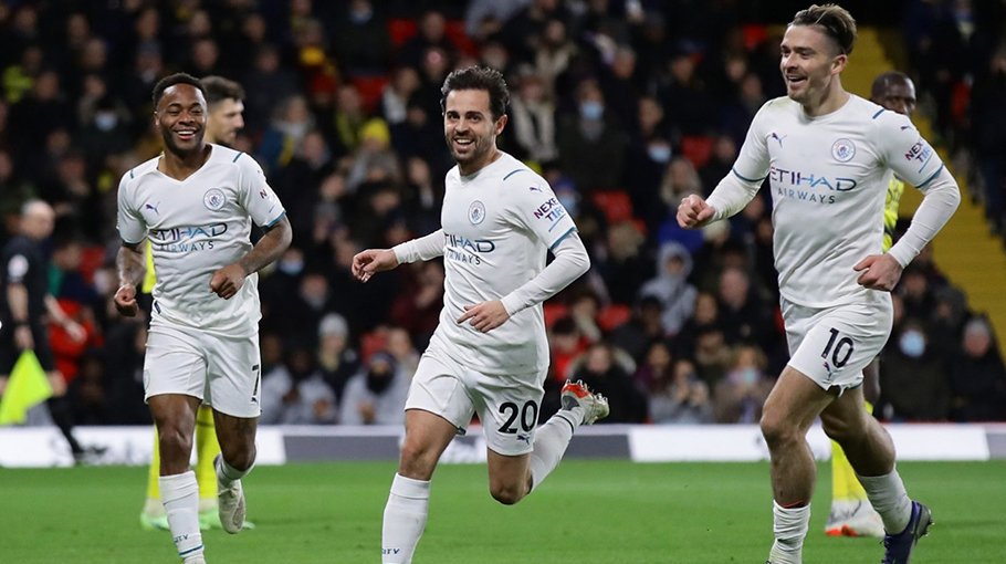 Silva shines as City stroll to top spot 