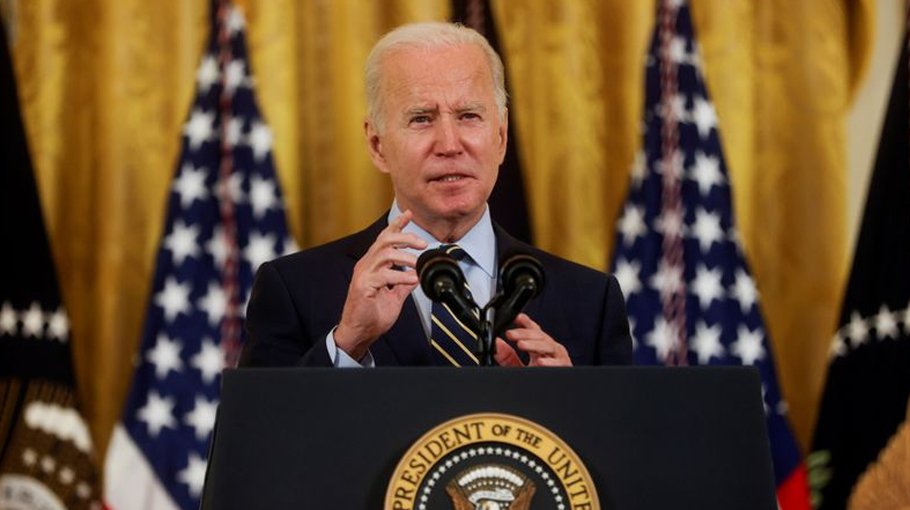 Biden warns Putin of sanctions over Ukraine