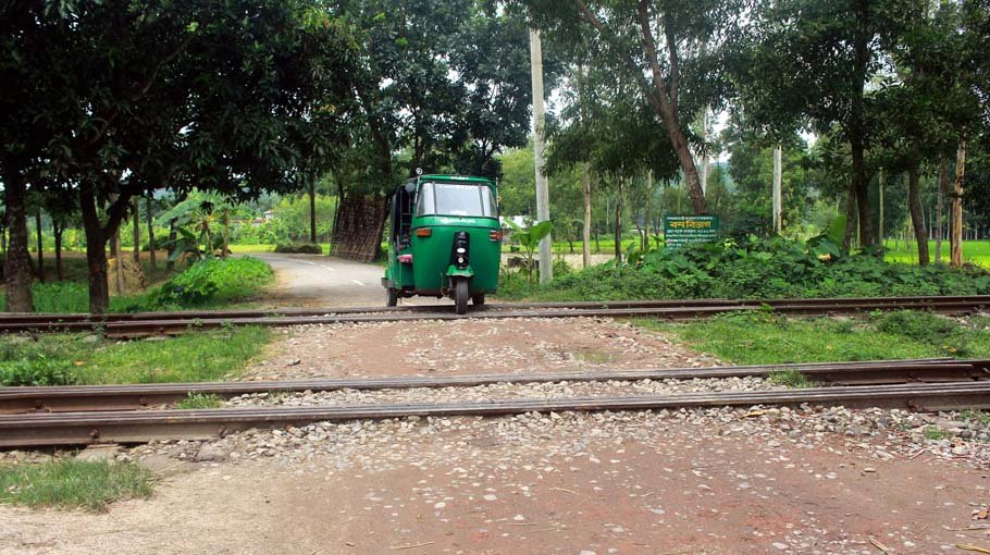 Fifty death traps at 30 level crossing in Mirsarai