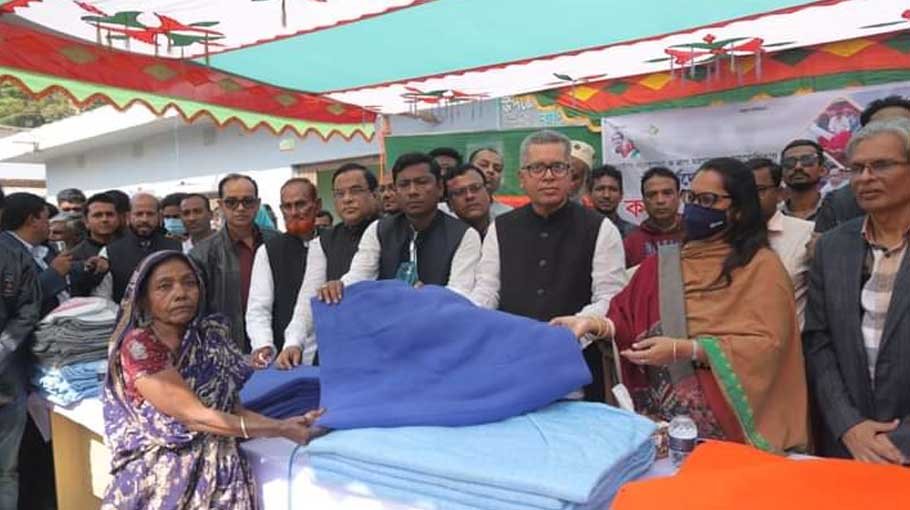 Cold-hit people get blankets in Mirzaganj