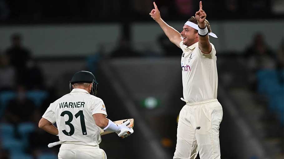 England strike late as Aussies lead