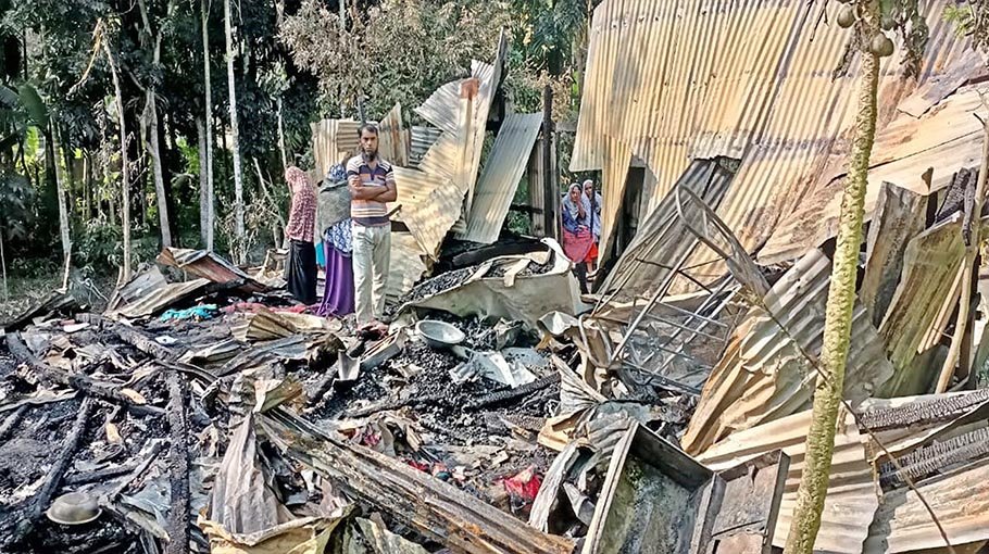 Fire guts house in Mirzaganj