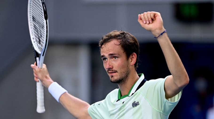 Medvedev reaches Melbourne quarter-finals 