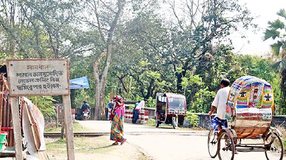 Unprotected rail crossings in Rangpur become death traps