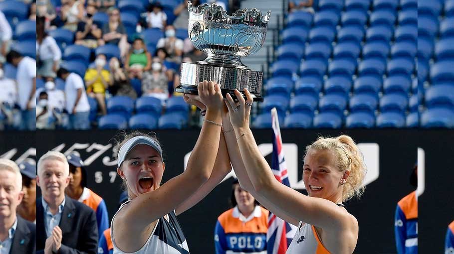 Krejcikova and Siniakova win women’s doubles
