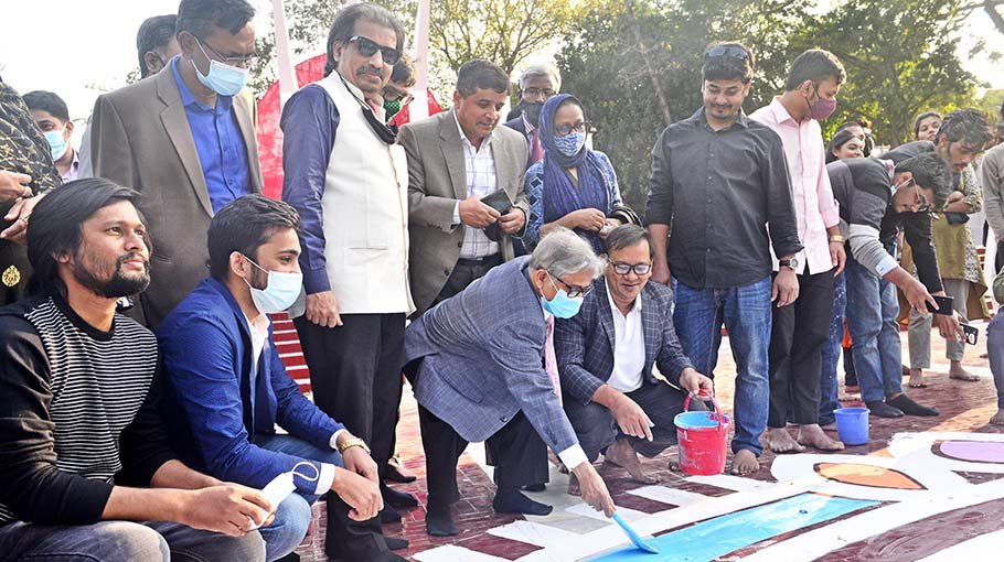 DU Vice-Chancellor visits Central Shaheed Minar 