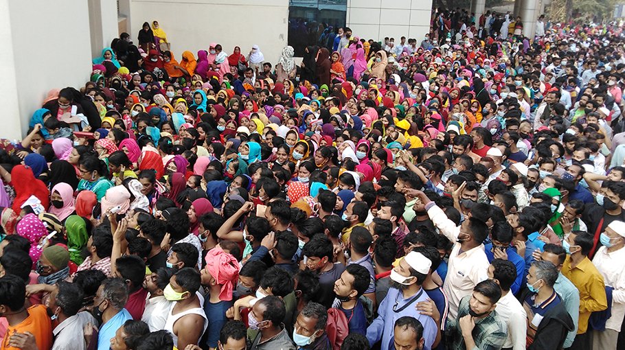 Huge crowds at Covid  vaccination centre