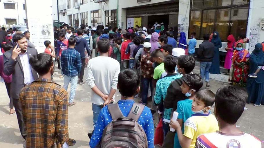 People flock to Rangpur to get vaccinated