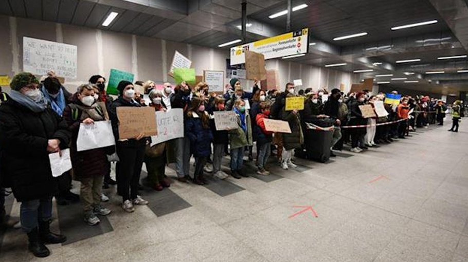Berlin's main train station becomes Ukrainian refugee welcome centre