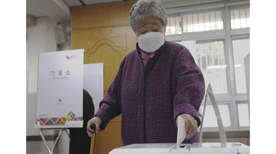 S Koreans vote for president in tight, bitter election
