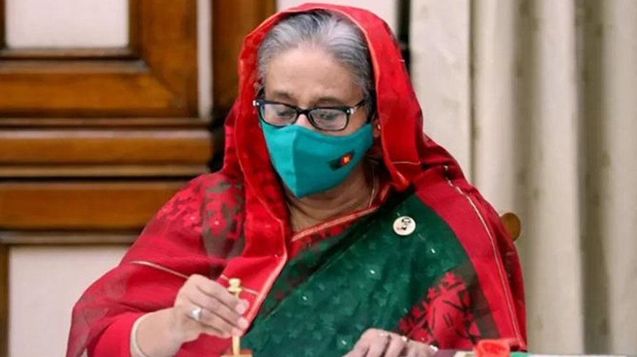 PM greets freedom fighters with gifts