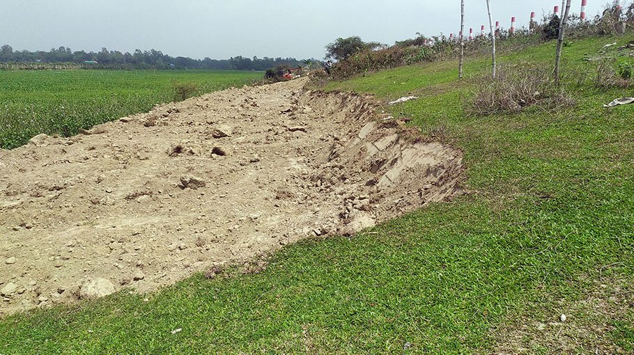 Miscreants cutting dyke soil in Mirsarai