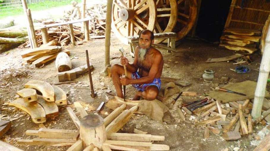 Cartwheel makers of Sirajganj  struggle to survive