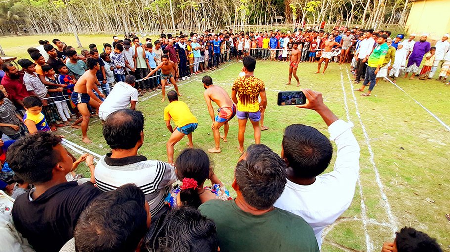 People crowd to watch kabaddi in Jhalokati
