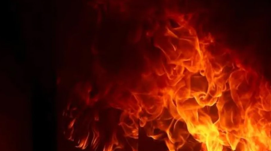 Launch anchored in fear of fire near Munshiganj Ghat 