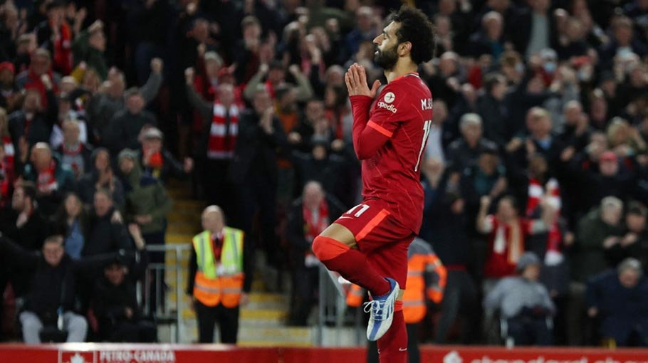 Liverpool go top after crushing United