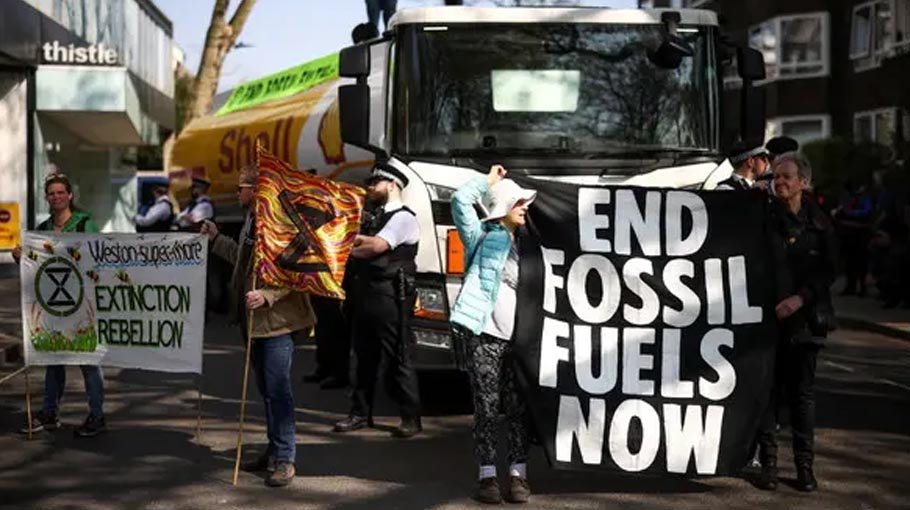 Climate crisis: Fund managers are sticking with fossil fuels