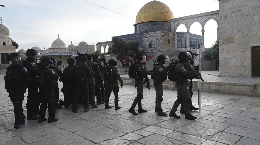 Israeli police storm Jerusalem holy site after rock-throwing