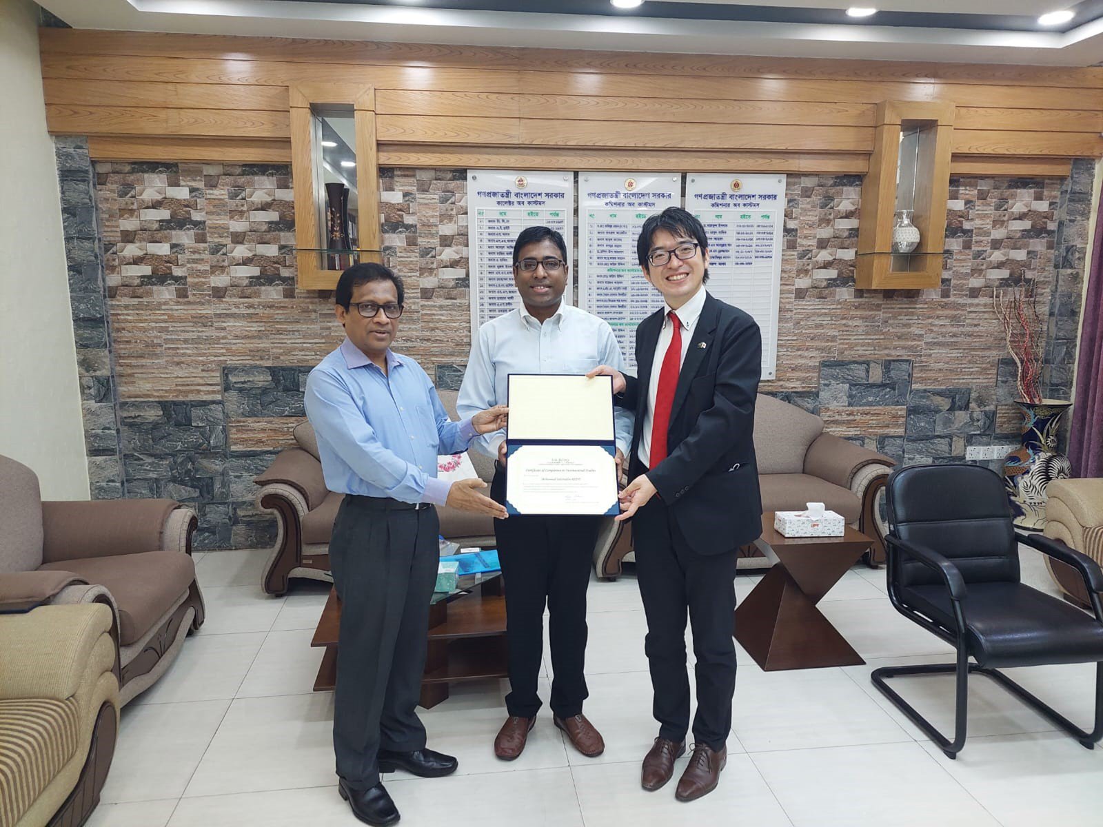 Ctg Customs official gets IDEAS certificate at JETRO prog