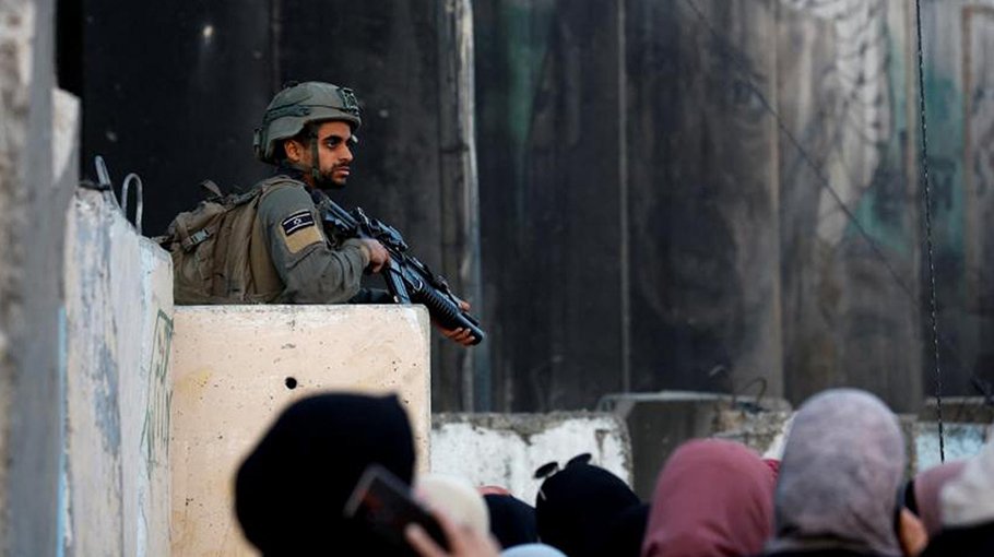 Palestinians clash with Israeli police at  Al-Aqsa Mosque