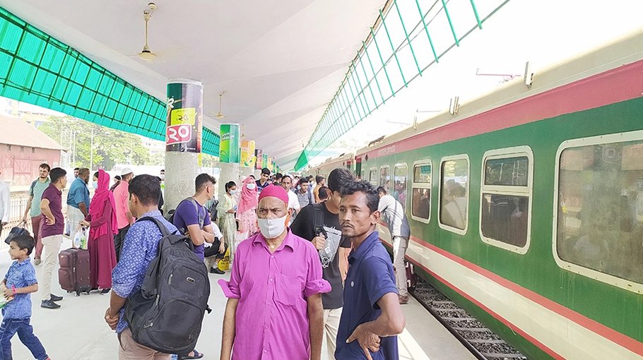 Homebound people crowd Ctg rly station