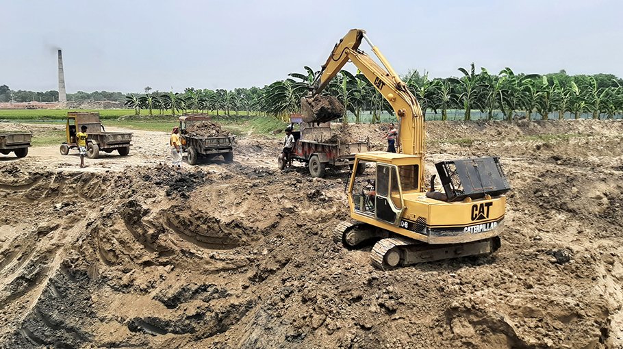 Illegal digging of ponds, soil cutting going on in Chatmohar