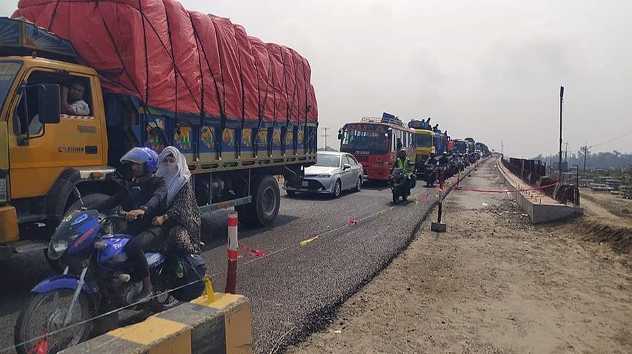 Extreme tailback on highway in Sirajganj  