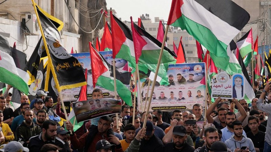 Israel searches for Palestinian attackers who killed guard